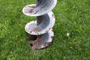 Quel type de moteur privilégier pour une tarière thermique professionnelle